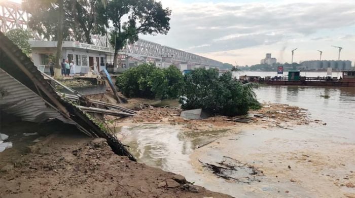 মেঘনায় হঠাৎ ভাঙন, মুহূর্তেই নদীগর্ভে বিভিন্ন স্থাপনা